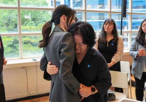 [화보] '자살극복' 위로 나눈 김건희 여사 손 잡고 꼭 끌어 안았다