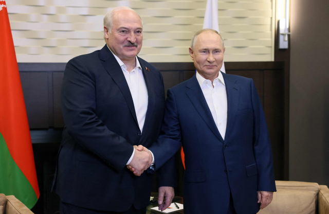 블라디미르 푸틴 러시아 대통령(오른쪽)과 알렉산드르 루카셴코 벨라루스 대통령이 15일(현지시간) 러시아 남부 소치에서 회담을 열고 악수하고 있다. 회담에서 루카셴코 대통령은