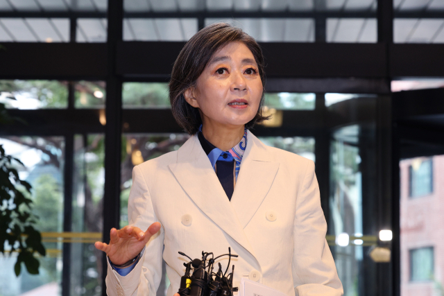 김행 여성가족부 장관 후보자가 15일 오전 서울 서대문구 한국청소년활동진흥원에 마련된 인사청문회 준비 사무실로 출근하며 취재진의 질문에 답하고 있다. 연합뉴스