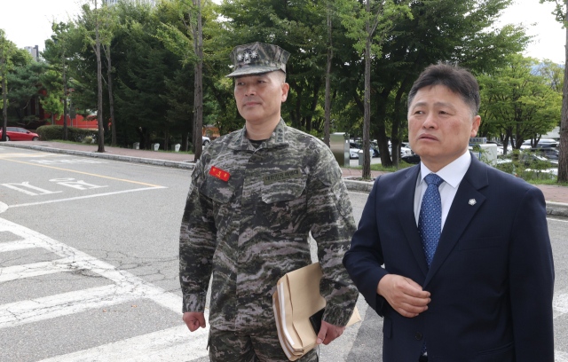 국방부 검찰단장 등을 고발한 박정훈 전 해병대 수사단장(왼쪽)이 14일 오전 경기도 과천 고위공직자범죄자수사처(공수처)에서 취재진 질문에 답하고 있다. 채 모 상병 순직 사건을 수사하다 해임된 박 단장은 김동혁 국방부 검찰단장과 유재은 법무관리관을 직권남용권리행사방해 혐의로 고발했다. 연합뉴스