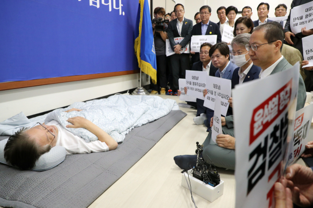 15일 국회 더불어민주당 대표실에서 의원들이 이재명 대표에게 단식 중단을 촉구하고 있다. 연합뉴스