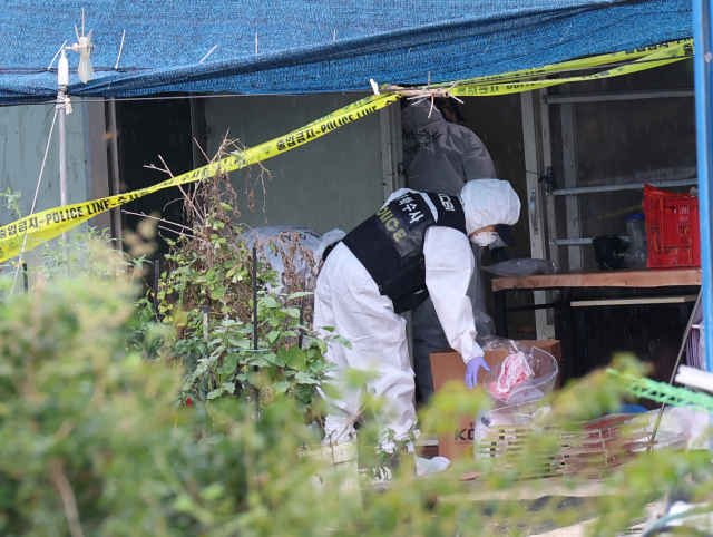 16일 오전 전남 영암군 영암읍 한 주택에서 일가족 사망 사건 현장 감식이 이뤄지고 있다. 연합뉴스