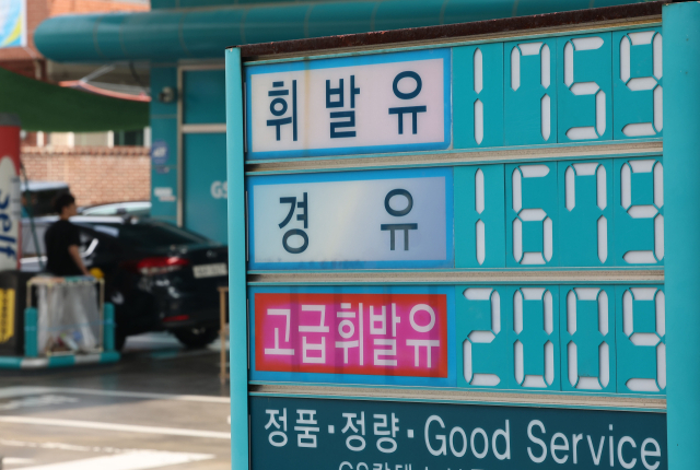국내 주유소 휘발유와 경윳값이 10주 연속 오름세를 기록했다. 사진은 10일 서울 시내 한 주유소의 모습. 연합뉴스