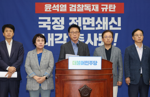 더불어민주당 이재명 대표 단식 17일차인 16일 저녁 박광온 원내대표가 국회에서 비상 의원총회 결의문을 발표하고 있다. 연합뉴스