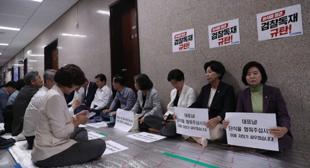 15일 오후 더불어민주당 이재명 대표가 단식 중인 국회 민주당 대표실 앞에서 남인순 의원을 비롯한 의원들이 단식 중단을 호소하고 있다. 연합뉴스