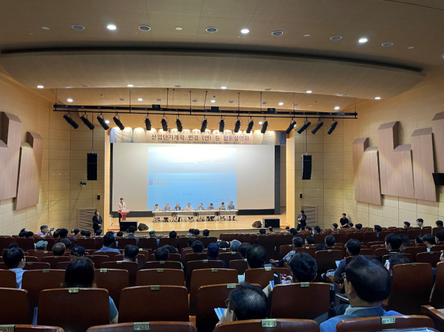 포스코는 지난 7월 포항제철소 인근 주민들을 대상으로 수소환원제철 사업과 관련한 합동설명회를 진행했다. 포스코 제공