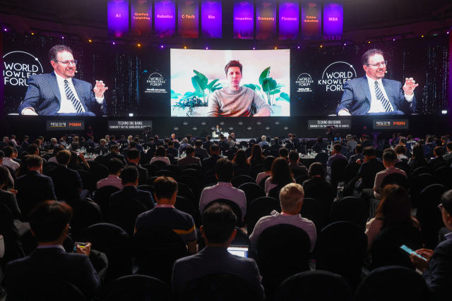 인공지능(AI) 챗GPT를 개발한 오픈AI의 샘 올트먼 최고경영자(CEO)와 미네르바 스쿨 설립자 벤 넬슨이 지난 12일 오전 서울 중구 장충체육관에서 열린 매일경제 주최 제24회 세계지식포럼에서 인공지능의 미래를 주제로 온라인 대담을 하고 있다. 연합뉴스