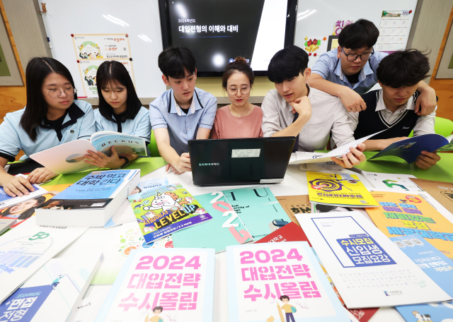 2024학년도 대학입학 수시모집 원서접수가 시작된 11일 오후 경기도 수원시 장안구 조원고등학교에서 학생들이 선생님과 수시 모집 요강 등을 살펴보고 있다. 연합뉴스