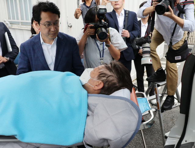 단식 중이던 더불어민주당 이재명 대표가 건강 악화로 국회 인근 여의도 성모병원으로 이송된 가운데 18일 오전 이 병원에서 다른 병원으로 이송되고 있다. 연합뉴스