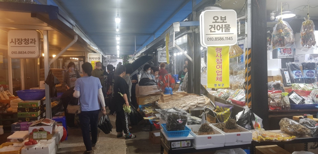 영덕시장은 설날 선물을 마련하려는 고객맞이로 분주하다. 영덕군 제공