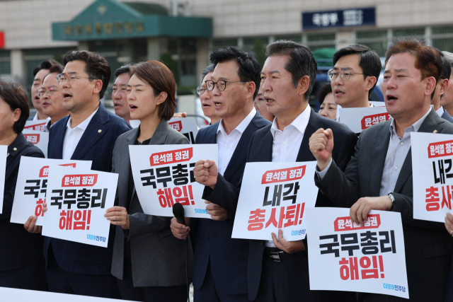 더불어민주당 박광온 원내대표와 의원들이 18일 서울 용산구 대통령실 앞에서 윤석열 정권 국정 전면 쇄신 및 국무총리 해임·내각 총사퇴를 촉구하는 규탄 구호를 외치고 있다. 연합뉴스