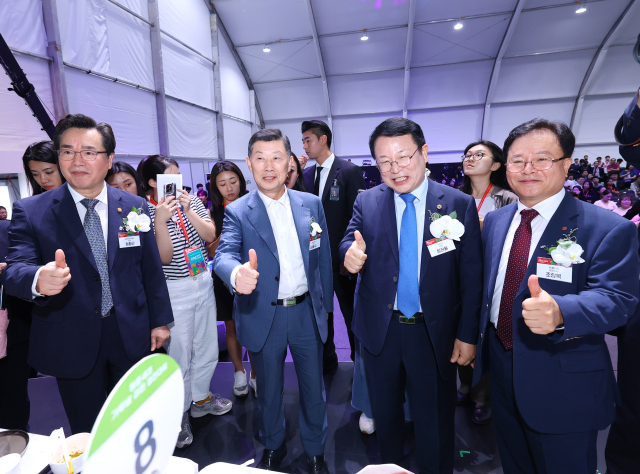 왼쪽부터 정황근 농림축산식품부 장관, 김홍국 하림그룹 회장, 정현율 익산시장, 조항목 NS홈쇼핑 대표이사가 NS푸드페스타 2023에 참석해 기념촬영을 하고 있다. NS홈쇼핑