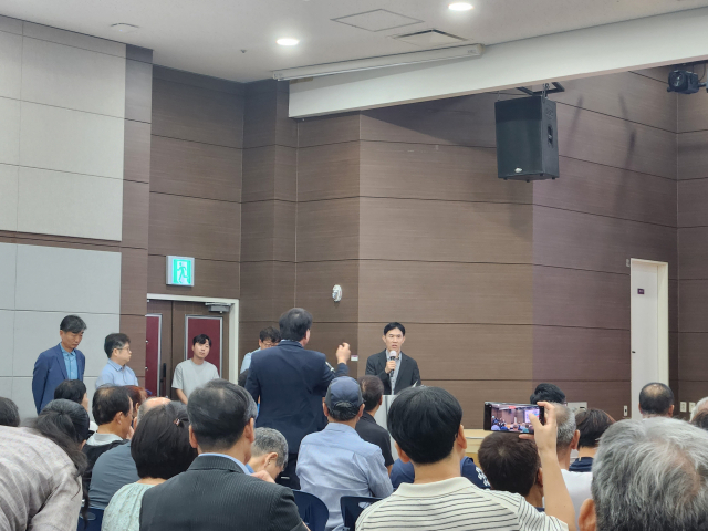 국방부가 18일 구미코에서 대구경북신공항 전략환경영향평가 관련 주민설명회를 연 가운데 대구경북신공항 활주로 방향을 두고 논란이 일고 있다. 이영광 기자