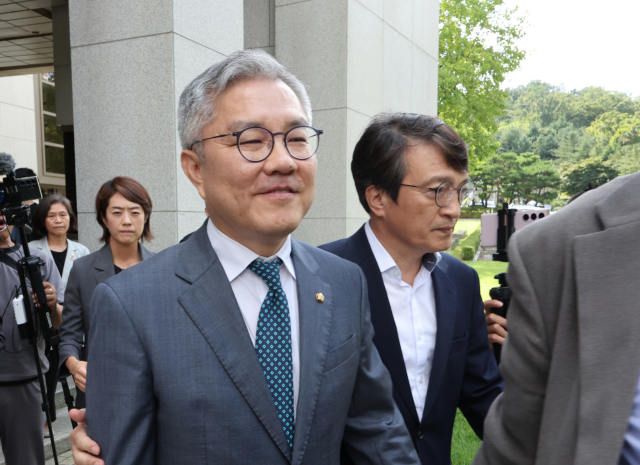 조국 전 법무부 장관 아들의 인턴 확인 경력서를 허위로 써준 혐의로 재판에 넘겨진 더불어민주당 최강욱 의원이 18일 서울 서초구 대법원에서 상고심 선고 공판을 마치고 나오고 있다. 이날 재판부는 징역 8개월에 집행유예 2년을 선고한 원심 판결을 확정했다. 이로써 최 의원은 국회법과 공직선거법에 따라 피선거권을 상실해 의원직을 잃게 됐다. 연합뉴스
