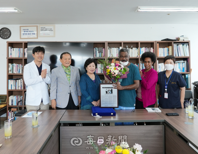 남태평양 바누아투공화국의 부르노 레잉콘(사진 오른쪽 세번째) 교육부 장관이 지난 7월 27일 경산의 양지기쁨병원에 입원해 치료를 받고 19일 퇴원에 앞서 18일 병원측으로부터 축하를 받고 있다. 김진만 기자