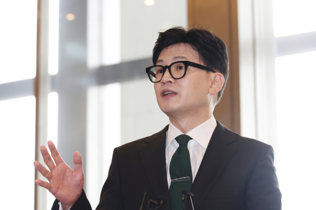 한동훈 법무부 장관이 18일 국회에서 본회의 출석을 위해 입장하던 중 기자들의 질문에 답하고 있다. 연합뉴스
