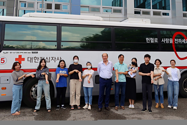 18일 한국폴리텍대학 구미캠퍼스 교직원들이 헌혈에 동참한 후 기념촬영을 하고 있다. 한국폴리텍대학 구미캠퍼스 제공