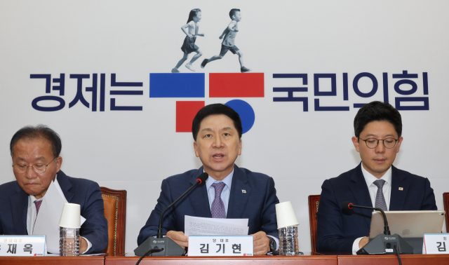 국민의힘 김기현 대표가 18일 국회에서 최고위원회의를 하고 있다. 연합뉴스