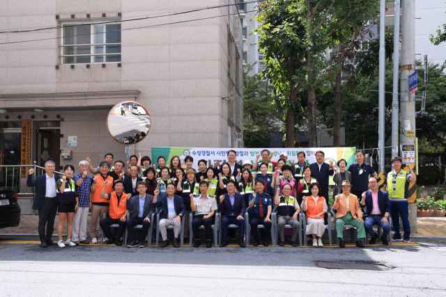 대구 수성경찰서 시민명예경찰, 범어3동 희망나눔위원회, 수성소방서는 18일 범어재어린이공원에서 자장면 나눔 등 다양한 행사를 펼쳤다. 수성구청 제공