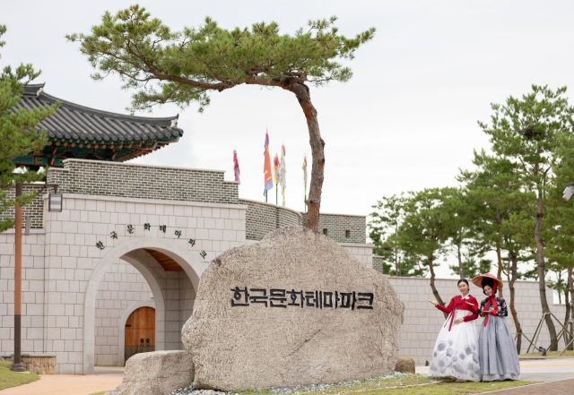 한국문화테마파크가 '제1회 한복스냅 사진 촬영회'를 마련해 사진작가들이 한옥을 배경으로 한복을 입은 모델들의 모습을 찍을 수 있도록 했다. 안동시 제공