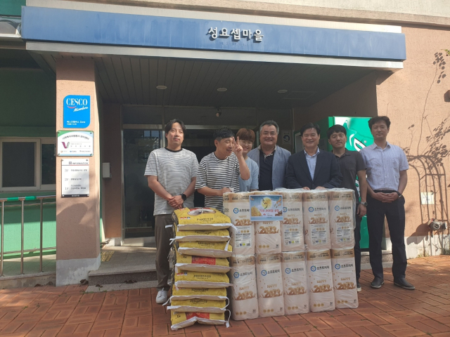 김천시 시설관리공단(이사장 김재광)은 추석을 앞둔 지난 18일 김천시 남면에 위치한 장애인 복지시설 성요셉마을을 방문해 70만원 상당의 쌀과 생필품을 전달했다. 김천시 시설관리공단 제공