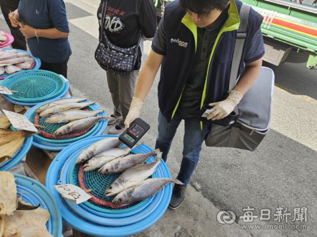 포항시 수산물품질관리센터 검사관이 죽도시장에서 제수용 수산물에 대한 안전성 검사를 진행하고 있다. 포항시 제공