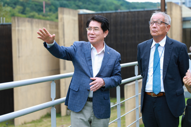 김성조(왼쪽) 경북문화관광공사 사장이 마츠다 세이지 한큐교통사 회장과 함께 경주엑스포대공원을 둘러보며 안내를 하고 있다. 경북문화관광공사 제공