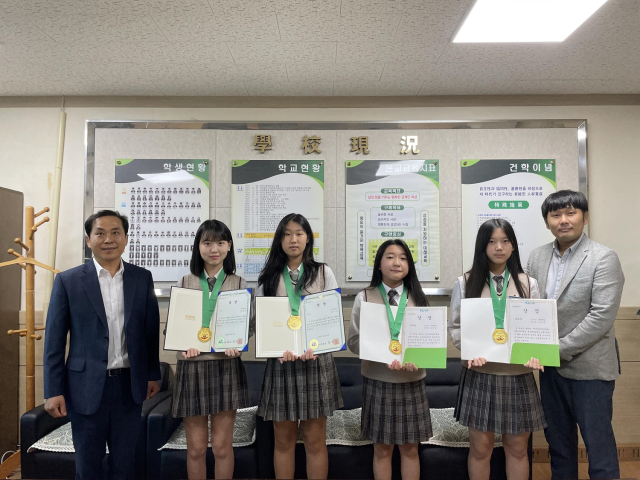전국청소년발명아이디어 경진대회에서 상을 휩쓴 영주 금계중학교 학생들이 수상의 기쁨을 나누고 있다. 영주교육지원청 제공