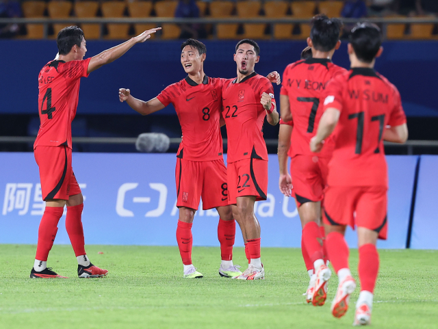 19일 오후 중국 저장성 진화시 진화스타디움에서 열린 항저우 아시안게임 남자축구 조별리그 1차전 한국과 쿠웨이트의 경기. 백승호가 팀 세번째 골을 넣은 뒤 동료들의 축하를 받고 있다. 연합뉴스