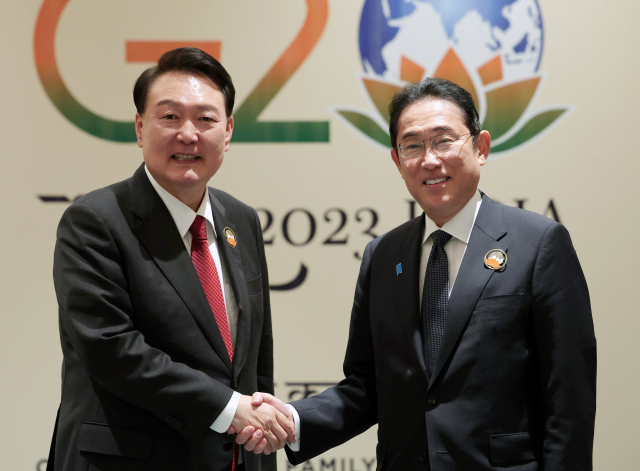 주요 20개국(G20) 정상회의에 참석 중인 윤석열 대통령이 이달 10일(현지시간) 인도 뉴델리의 정상회의장인 바라트 만다팜에서 열린 한·일 정상회담에서 기시다 후미오 일본 총리와 악수하고 있다. 연합뉴스