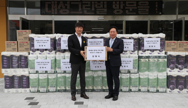 권기창 안동시장이 추석을 앞두고 지난 19일 대성재단 등 안동지역 사회복지시설을 찾아 위문품을 전달했다. 안동시 제공