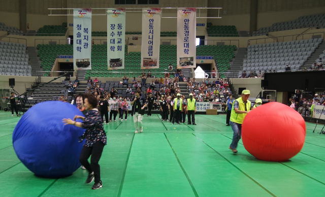 안동경로대학이 설립 30주년을 맞아 연합체육대회를 마련했다. 안동시 제공