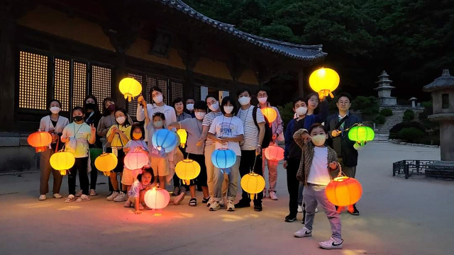 세계유산활용사업으로 추진한 그리운 부석사 야간 기행에 참여한 관광객들이기념사진을 촬영했다. 영주시 제공