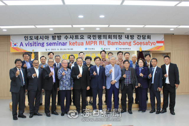 경산상공회의소는 20일 대회의실에서 인도네시아 밤방 수사트요 국민평의회 의장을 비롯한 방문단과 조현일 경산시장, 경산지역 기업 대표 간의 기업인 간담회를 가진후 기념촬영을 했다. 경산상의 제공