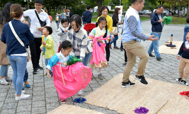 지난해 추석 연휴기간 경주관광보문단지 호반광장에서 한 어린이가 제기차기를 하고 있다. 경주시 제공