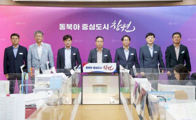 이종근 창원시 하수도사업소장(가운데)이 20일 창원시청 프레스센터에서 하수도요금 관련 기자회견을 하고 있다. [사진=창원시]