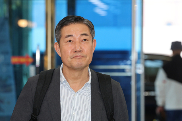 신원식 국방부 장관 후보자가 19일 오전 서울 용산구 육군회관에 마련된 인사청문회 준비 사무실로 출근하고 있다. 연합뉴스