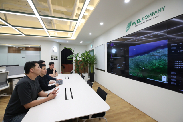 LG에너지솔루션 AVEL 임직원들이 제주도 사무실에서 재생에너지 발전량 예측 모니터링을 하고 있다. 사진=LG에너지솔루션 제공
