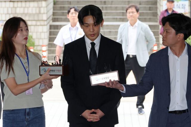 마약을 상습 투약한 혐의를 받는 배우 유아인(본명 엄홍식)이 21일 오전 구속 전 피의자 심문(영장실질심사)을 받기 위해 서울 서초동 서울중앙지법으로 들어서며 취재진의 질문에 답하고 있다. 지난 5월 경찰 수사 당시 신청됐던 구속영장이 기각된 지 약 4개월 만에 열리는 두 번째 영장실질심사다. 연합뉴스