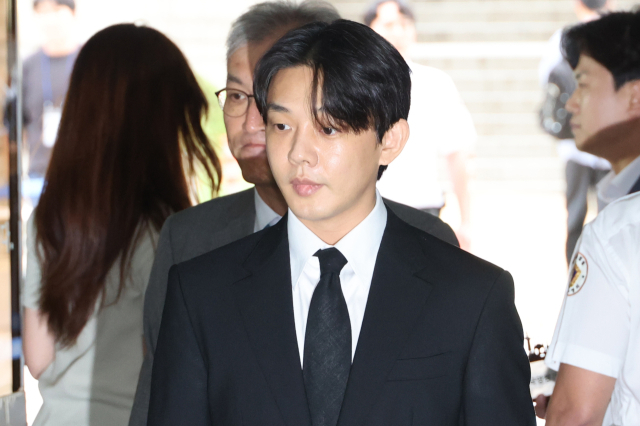 마약을 상습 투약한 혐의를 받는 배우 유아인(본명 엄홍식)이 21일 오전 구속 전 피의자 심문(영장실질심사)을 받기 위해 서울 서초구 서울중앙지법 법정으로 가고 있다. 지난 5월 경찰 수사 당시 신청됐던 구속영장이 기각된 지 약 4개월 만에 열리는 두 번째 영장실질심사다. 연합뉴스