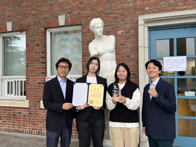 계명대 웹툰전공 새내기들이 제19회 웹툰애니메이션 창작자 공모전에서 우수상을 받는 기염을 토했다. 사진 왼쪽부터 김윤희 미술대학장, 수상자인 정희영, 이채연 학생, 김동범 웹툰전공 교수. 계명대 제공