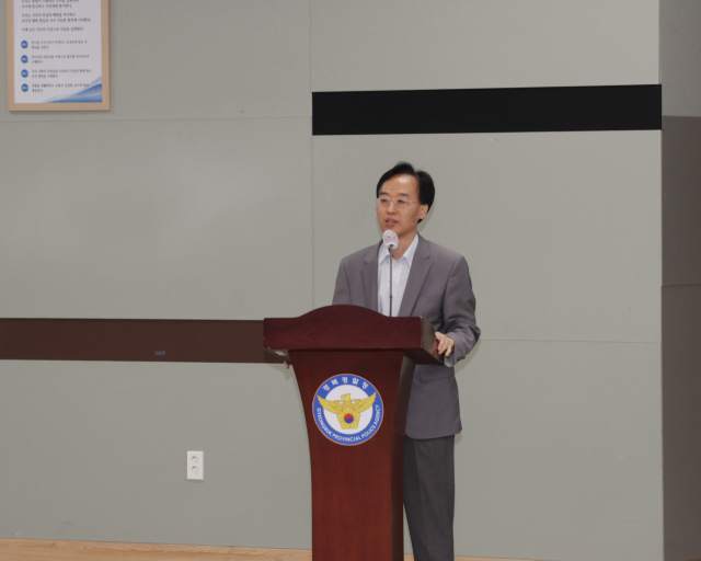 경북경찰청은 21일 경북경찰청 큰마루에서 경북도내 총경 이상 경찰관 및 경북경찰청 본부 경정 이상 중간관리자를 대상으로 반부패 청렴교육과 갑질예방 교육을 실시했다. 경북경찰청 제공