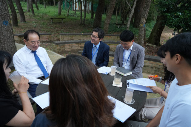 하윤수(왼쪽) 부산시교육감이 지난 20일 부산 영도지역 고등학교를 방문해 관계자들과 학교 현안 사항에 대한 의견을 나누고 있다. [사진=부산교육청]