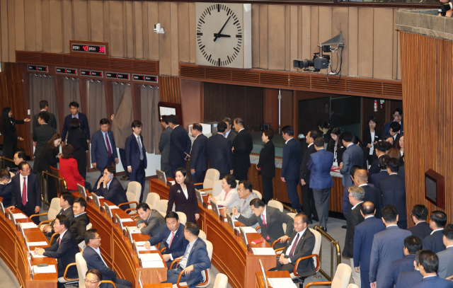 21일 국회 본회의에서 국민의힘 의원들이 한덕수 국무총리 해임건의안 투표를 하고 있다. 연합뉴스