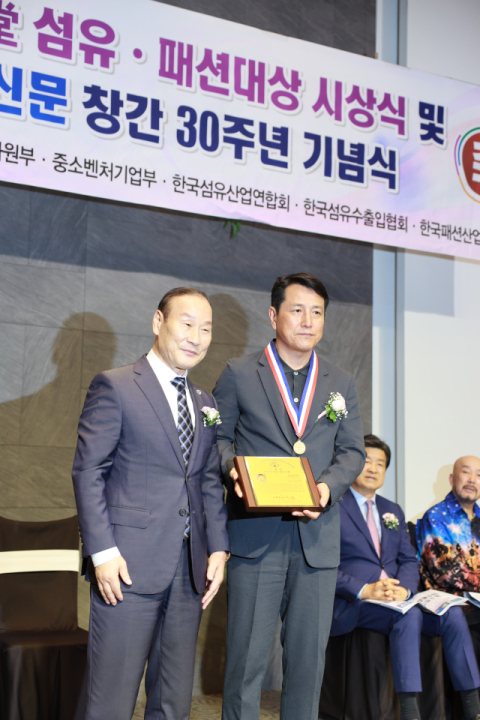 다이텍연구원 조상형 이사장(오른쪽)이 