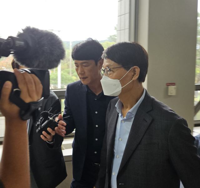 박남서 영주시장이 21일 대구지법 안동지원에서 선고를 받은 뒤 법정을 빠져 나가고 있다. 김영진 기자