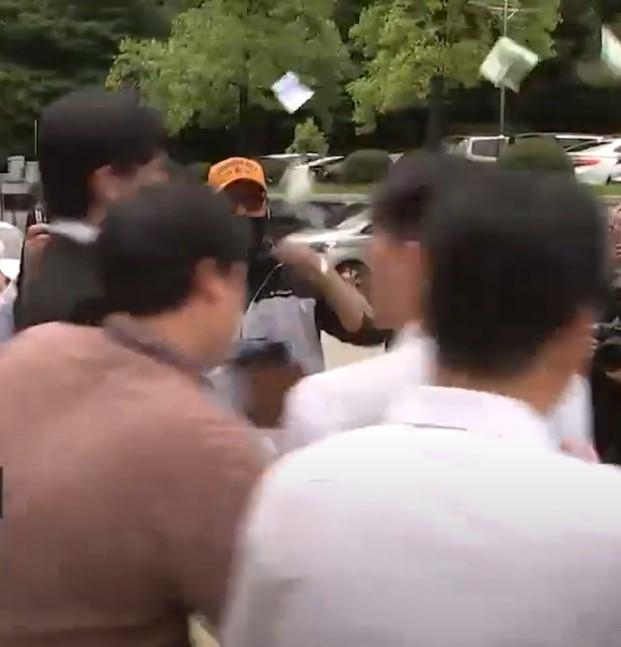 상습 마약 투약 혐의를 받는 배우 유아인씨가 호송차량으로 향하던 중 시민이 던진 돈다발에 맞았다. YTN 보도화면 캡처