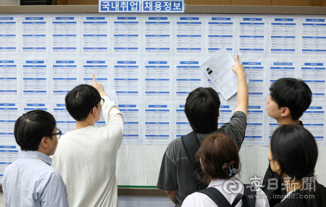 지난달 21일 대구 북구 영진전문대에서 열린 취업박람회에서 대학생들이 채용정보 게시판을 살펴보고 있다. 안성완 기자 asw0727@imaeil.com