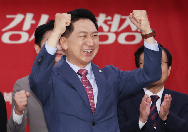 21일 강서구 문화복지센터에서 열린 국민의힘 동행 서약식에서 김기현 대표가 합당을 선언한 시대전환 조정훈 의원을 향해 두 손을 들어보이고 있다. 연합뉴스