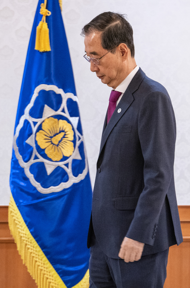 한덕수 국무총리에 대한 총리 해임결의안이 가결된 21일 오후, 서울 종로구 정부서울청사에서 열린 차관급 임명장 수여식에 한 총리가 입장하고 있다. 연합뉴스
